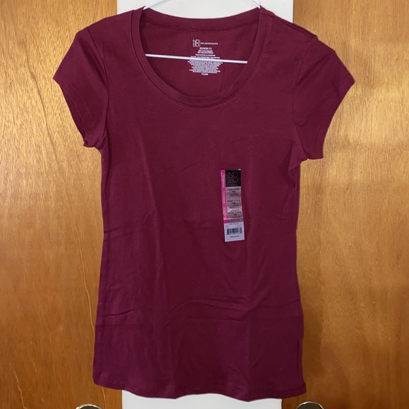 🍷 NWT Burgundy Short Sleeve Tee Shirt - Picture 6 of 6